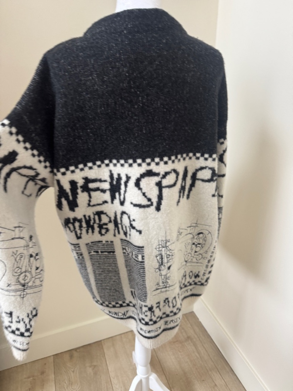 Black & White Graphic Knit Sweater - Unbranded - Picture 7 of 9